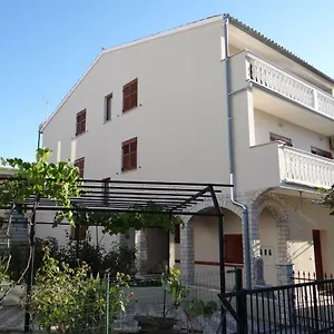 https://apartment-mira-pula-52100.in-istria.net